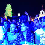 Uczestnicy koncertu New pop festival na placu przed Pałacem Branickich