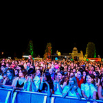 Uczestnicy koncertu New pop festival na placu przed Pałacem Branickich
