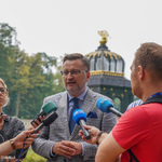 Zastępca prezydenta Rafał Rudnicki podczas konferencji prasowej zaprasza na potańcówkę
