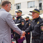 Zastępca prezydenta Rafał Rudnicki składa gratulacje Strażnikowi Miejskiemu