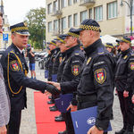 Komendant Straży Miejskiej w Białymstoku Krzysztof Kolenda składa gratulacje Strażnikom Miejskim