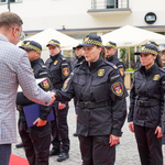Zastępca prezydenta Rafał Rudnicki składa gratulacje Strażniczce Miejskiej