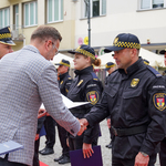 Zastępca prezydenta Rafał Rudnicki składa gratulacje Strażnikowi Miejskiemu
