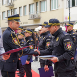 Komendant Straży Miejskiej w Białymstoku Krzysztof Kolenda składa gratulacje Strażnikom Miejskim