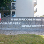 Mur z napisem Obrońcom Miasta Wrzesień 1939 Społeczeństwo