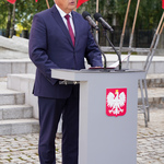 Prezydent Tadeusz Truskolaski przemawia podczas uroczystości upamiętniających rozpoczęcie II wojny światowej