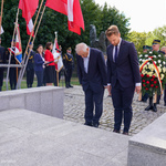 Poseł Krzysztof Truskolaski oraz poseł Czykwin oddają cześć ofiarom wojny