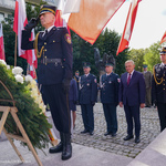 Prezydent Tadeusz Truskolaski oddaje cześć ofiarom wojny. Asystują służby mundurowe