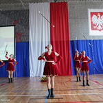 Mażoretki w czerwonych strojach podczas występu 