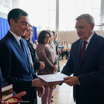 Prezydent Tadeusz Truskolaski składa gratulacje nauczycielowi