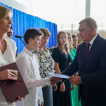 Prezydent Tadeusz Truskolaski składa gratulacje uczniowi