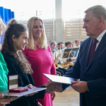Prezydent Tadeusz Truskolaski składa gratulacje uczenicy