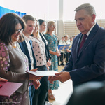 Prezydent Tadeusz Truskolaski składa gratulacje nauczycielce