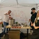 kucharz Mariusz Kisiel, który odniósł sukces w telewizyjnym programie kulinarnym MasterChef przygotowuje chłodnik