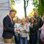 Zastępca prezydenta Rafał Rudnicki częstuje uczestników Miejskiej Potańcówki podlaskim chłodnikiem