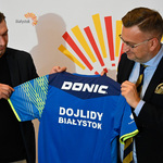 Zastępca prezydenta Rafał Rudnicki oraz Piotr Anchim prezes UKS Dojlidy prezentują koszulkę Dojlidy Białystok