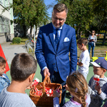 Zastępca prezydenta Rafał Rudnicki częstuje dzieci lizakami