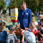 Zastępca prezydenta Rafał Rudnicki częstuje dzieci lizakami