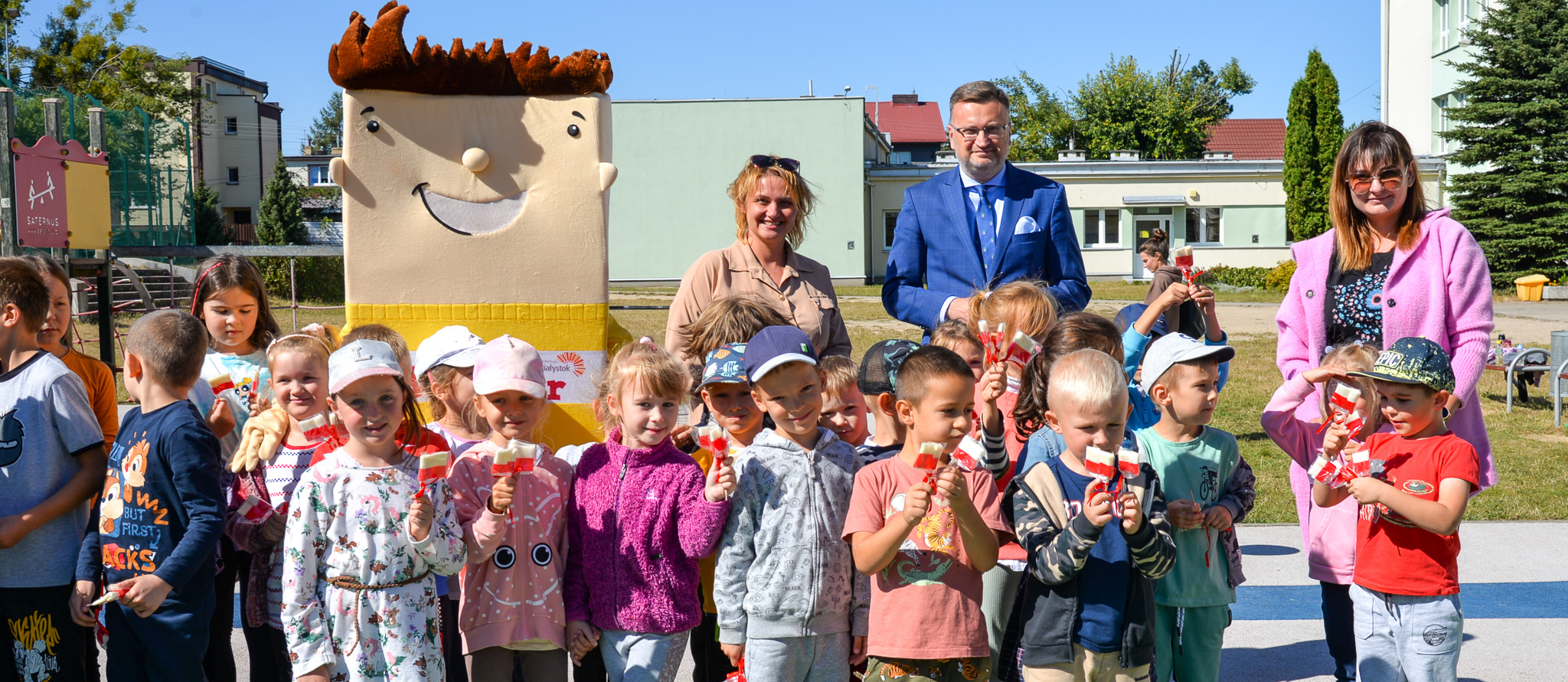 Zastępca prezydenta Rafał Rudnicki wraz z dziećmi i opiekunkami przed Szkoła Podstawową