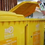 Instruktor prezentuje jak prowadzić selektywną zbiórkę odpadów