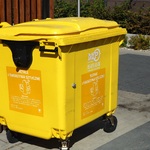 Pojemnik na śmieci w kolorze żółtym