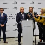 Prezydent Tadeusz Truskolaski przekazuje informacje mediom dotyczące uroczystości związanych z dniem 17 września