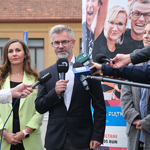 Grzegorz Kuczyński - prezes Fundacji Białystok Biega przemawia do mikrofonu podczas konferencji