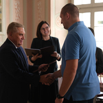 Mistrz Europy Wojciech Nowicki odbiera gratulacje z rąk Prezydenta Tadeusza Truskolaskiego