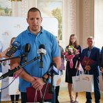 Mistrz olimpijski Wojciech Nowicki odpowiada na pytania dziennikarzy
