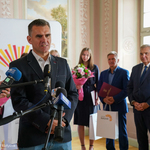 Prezes Tomasz Dąbrowski odpowiada na pytania dziennikarzy