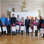 Pamiątkowe zdjęcie Prezydenta Tadeusza Truskolaskiego, jego Zastępcy Rafała Rudnickiego oraz nagrodzonych lekkoatletów w Pałacyku Gościnnym