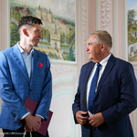 Prezydent Tadeusz Truskolaski rozmawia z lekkoatletą Damianem Czykierem