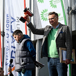 Zastępca prezydenta Rafał Rudnicki daje sygnał trąbką startową