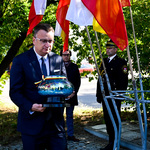 Zastępca prezydenta Rafał Rudnicki stawia znicz przy pomniku