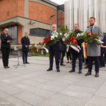 Poseł Krzysztof Truskolaski oraz poseł Robert Tyszkiewicz wraz z europosłem Tomaszem Frankowskim składają kwiaty przy pomniku