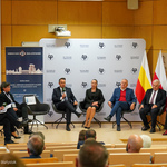 Zastępca prezydenta Przemysław Tuchliński przemawia podczas konferencji