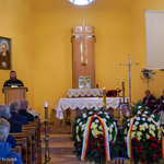 Duchowny przemawia do osób zgromadzonych na ostatnim pożegnaniu Włodzimierza Kusaka