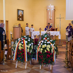 Duchowni prowadzą mszę pogrzebową