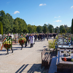Uczestnicy ostatniego pożegnania Włodzimierza Kusaka idą na cmentarz miejski