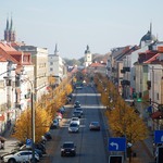Widok z góry na ulicę Lipową, widać samochody, lipy, w tle: Ratusz
