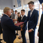 Prezydent Tadeusz Truskolaski wręcza dyplom