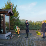 Prezydent Miasta Białegostoku składa wieniec przy pomniku upamiętniającym ofiary wypadku. Asystuje Strażnik Miejski
