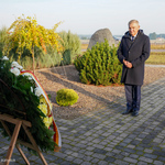 Prezydent Tadeusz Truskolaski składa wieniec przy pomniku upamiętniającym ofiary wypadku