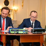 Zastępca prezydenta Zbigniew Nikitorowicz podpisuje umowę z przedstawicielem firmy Busnex Poland Sp. z o.o