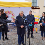 Prezydent Tadeusz Truskolaski przemawia na konferencji prasowej