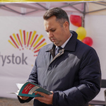 Zastępca prezydenta Przemysław Tuchliński ogląda broszurę dotyczącą Budżetu Obywatelskiego 2023