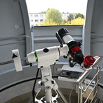 Teleskop stoi w obserwatorium astronomicznym