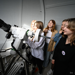Uczennice testują teleskop w obserwatorium astronomicznym