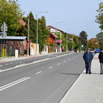 Mężczyźni spacerują chodnikiem po wyremontowanej ulicy Depowej