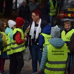 Na zdjęciu widać dzieci rozdające odblaski podczas akcji profilaktycznej